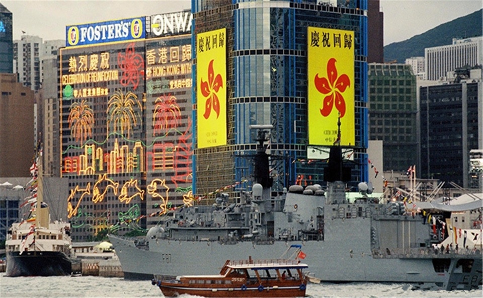 关于香港回归的珍贵老照片：最后一次降下英国国旗