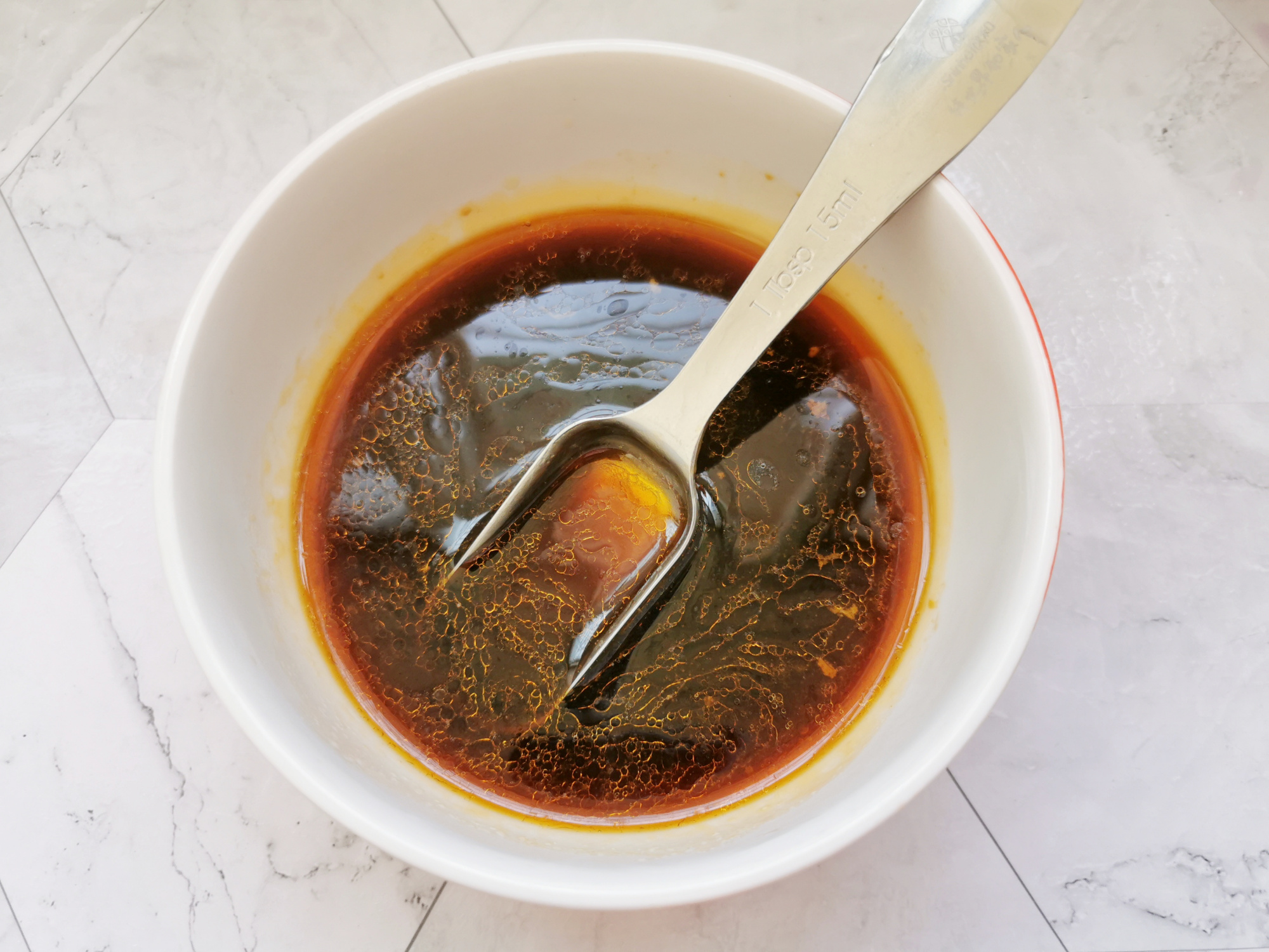 家常口水雞的做法，調配醬汁是關鍵，麻辣鮮香，上桌就掃光