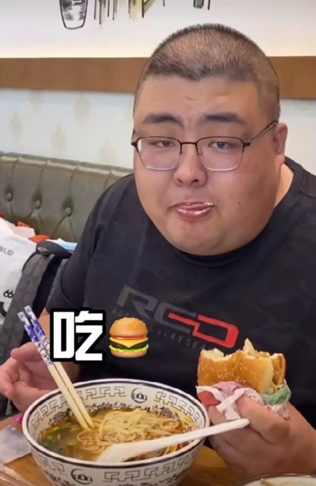 泡泡龙生前曾被好友倒灌花生油，画面让人非常