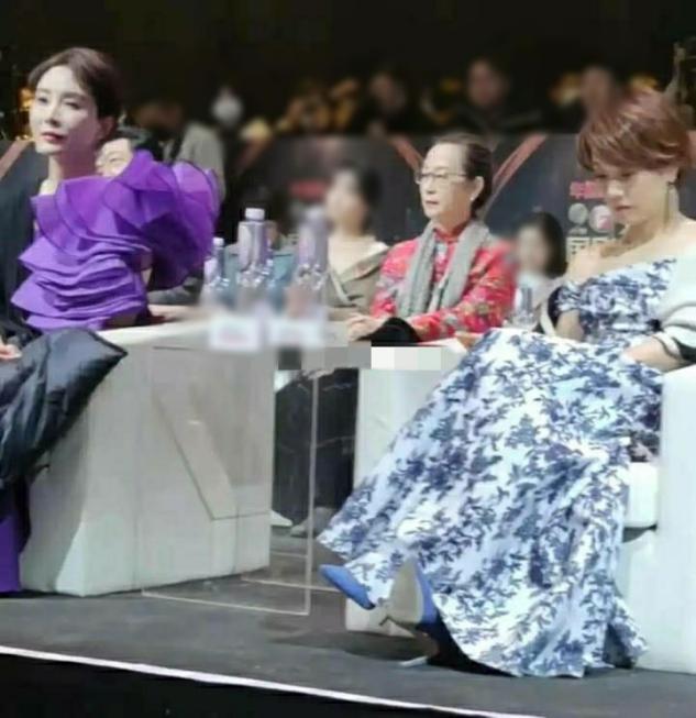 马伊琍台下跷二郎腿玩手机，比老戏骨座位还靠