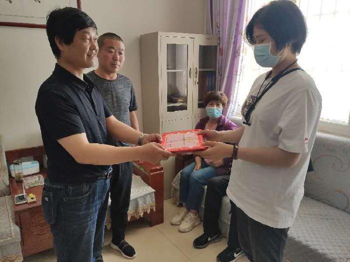 跪地救人的“阅兵女神”将全部奖金捐给老家一