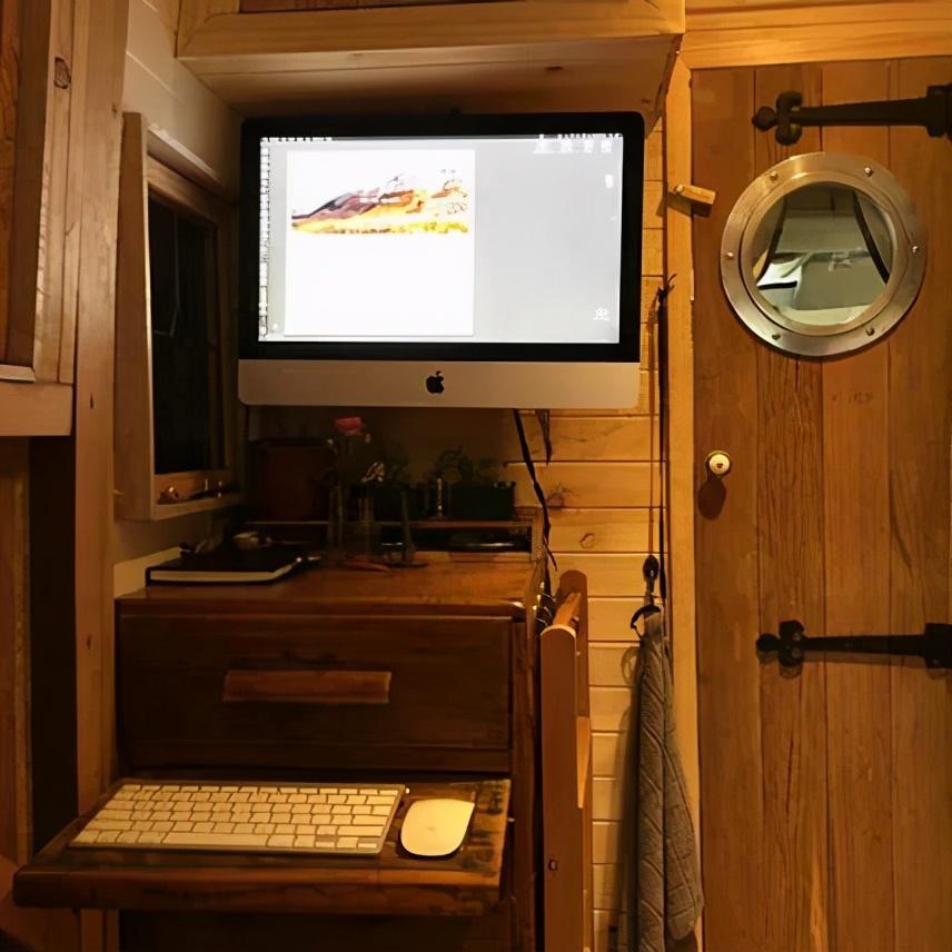 64岁老太不结婚，卖了豪宅住进8㎡蜗居，却过上