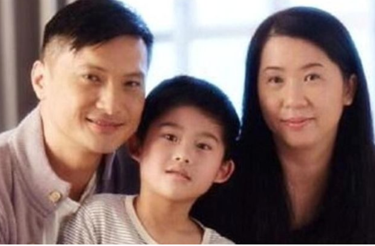 53岁陈锦鸿罕露面，为照顾自闭症儿子，正当红时退出娱乐圈