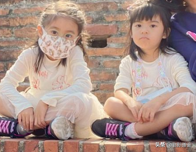 賈靜雯女兒戶外合影，5歲姐姐越長越清秀，見到3歲波妞心動了