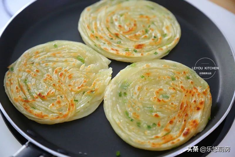 几个剩饺子皮，一把葱花，简单几步，烙一锅丝丝分明的饼
