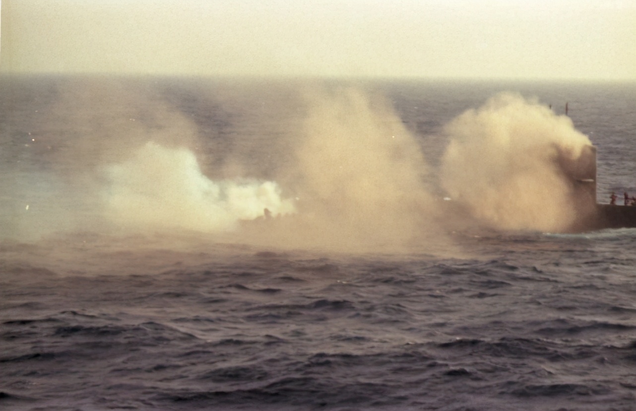 美军北梭鱼号潜艇爆炸，大火席卷，3人被烧成焦炭，艇员蜂拥逃窜