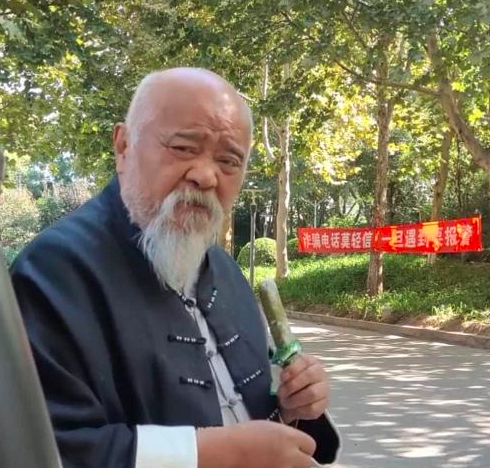 66岁李琦罕曝近况！不顾糖尿病大吃肘子肉，嗜酒如命家中堆满缸