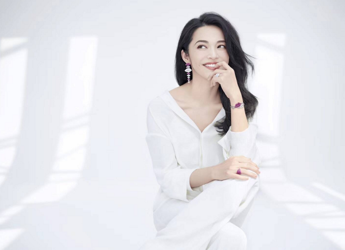 姚晨是胖了吗，穿身休闲装走机场，却感觉把衣服撑的紧蹦蹦