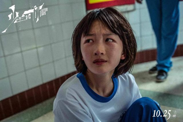 《少年的你》周冬雨私下太社会？劝未成年人喝酒，咬伤剧组演员