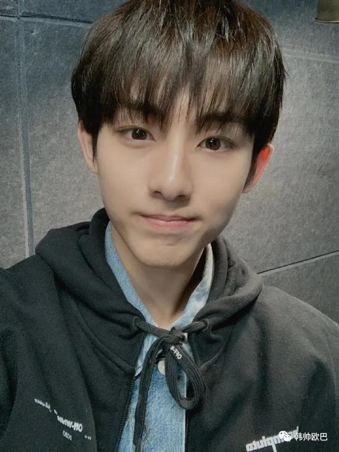 完全是典型丹凤眼的这位男团爱豆