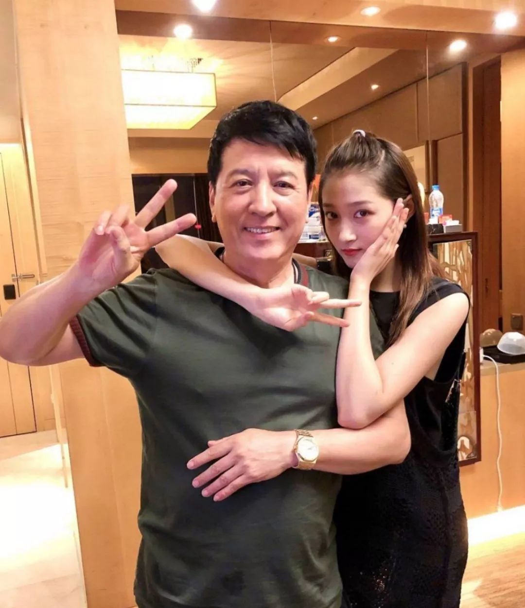 灵魂画手关晓彤：没有胸怎么办？我可以自己画啊！