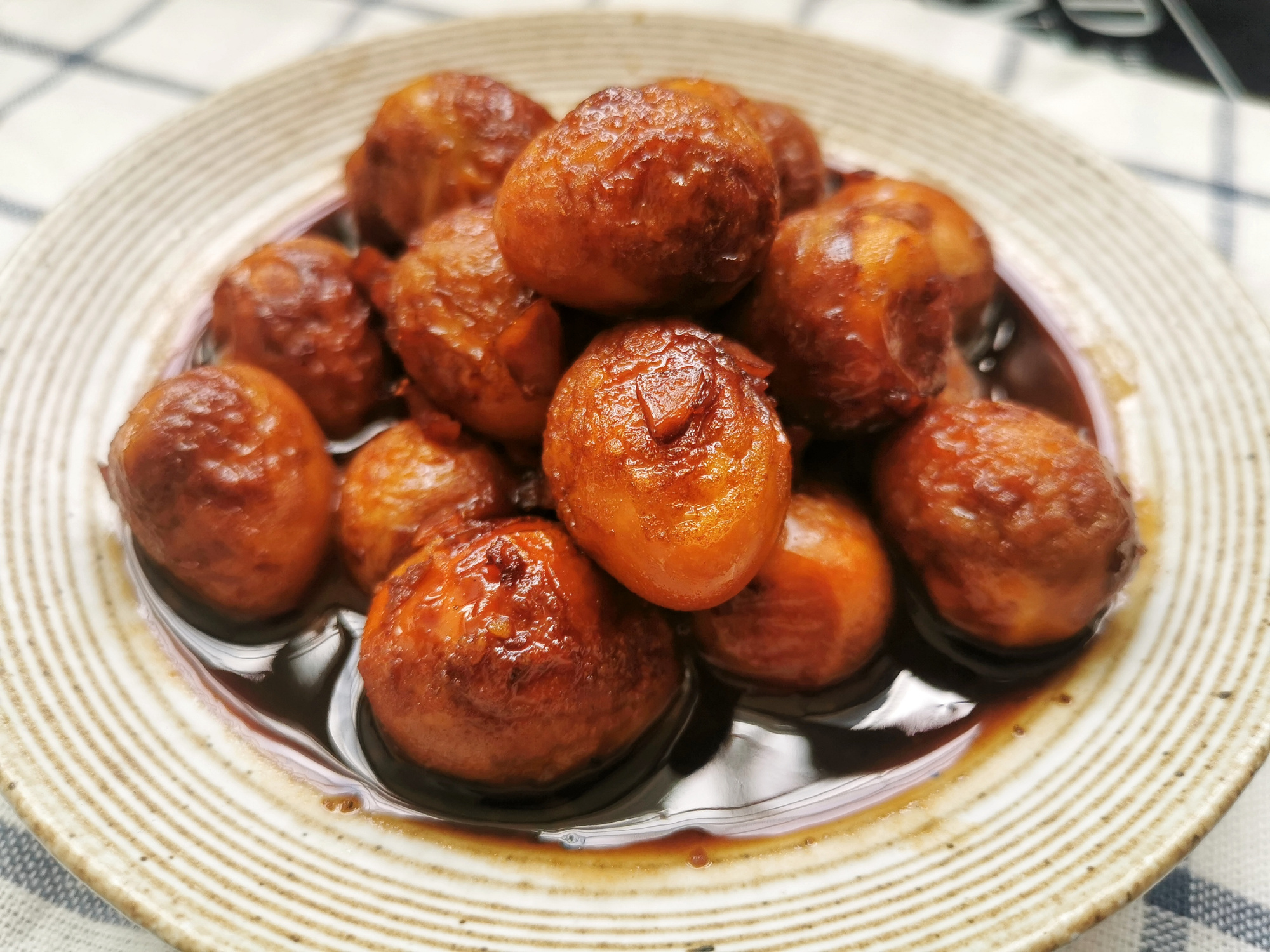 鹌鹑蛋扔进锅里，不加水，不放啤酒，鲜香入味，比鸡蛋更有营养