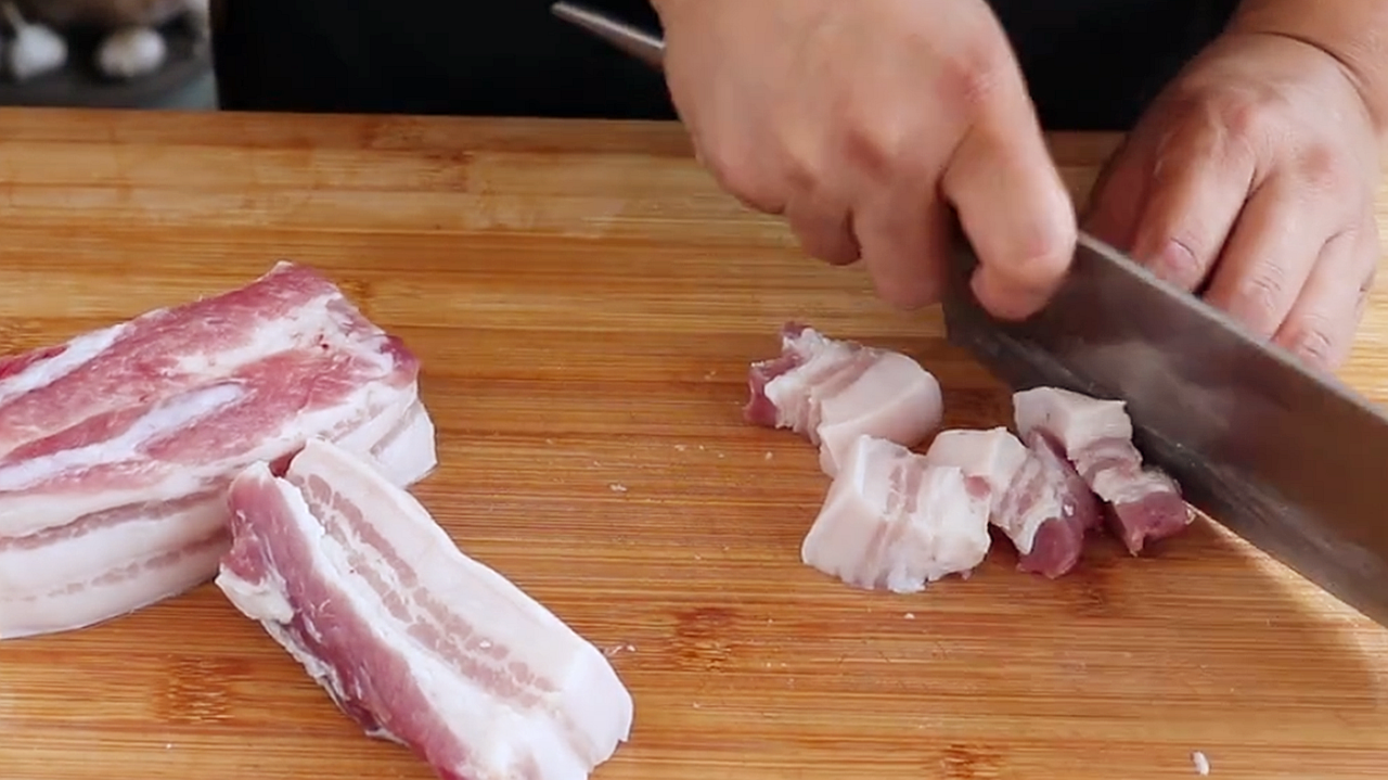 廚師教你紅燒肉的做法，軟糯香甜，肥而不膩，過年吃著真香