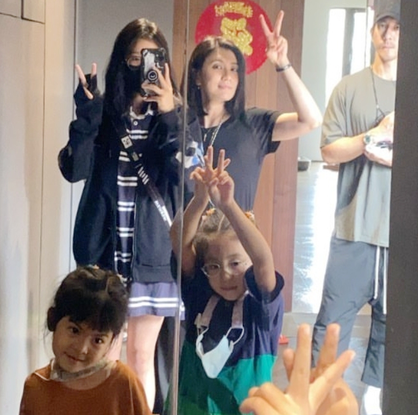 梧桐妹曬全家福身高已超賈靜雯，咘咘波妞穿搭太老氣全靠顏值支撐