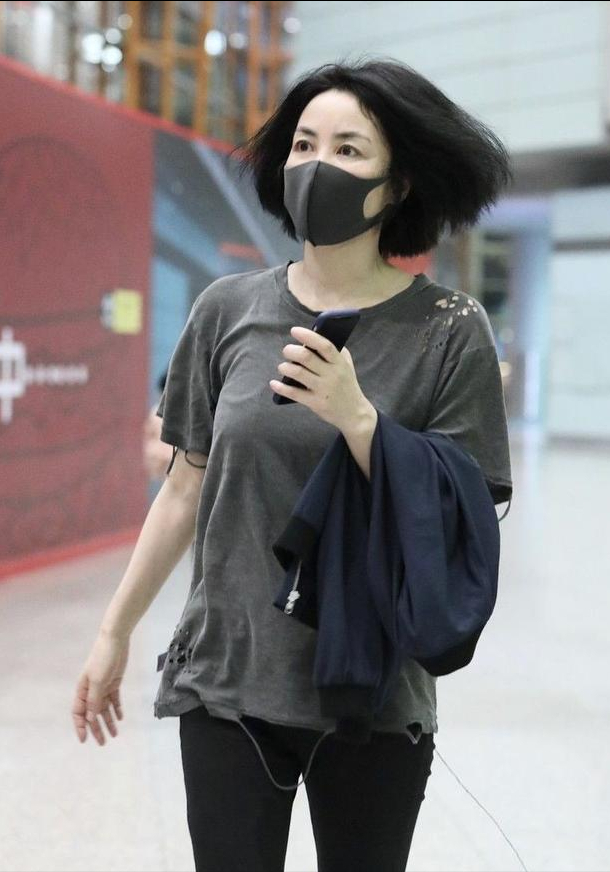 年过50的王菲真节约，衣服破成这样仍舍不得扔，穿着出门真抢镜