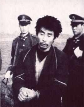 中国大案纪实：变态色魔王万明，强奸52人、杀死20人，作案后烧毁尸体