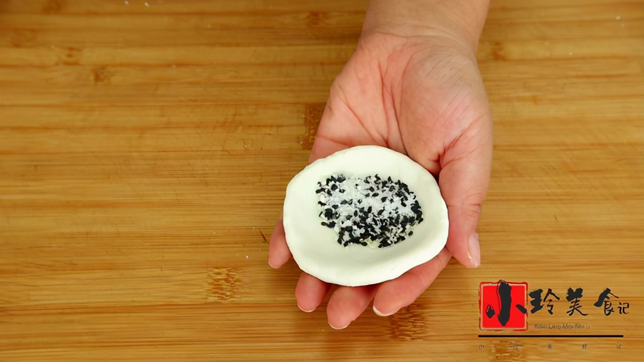 教你糯米芝麻小糖饼的做法，外酥里糯，馅料香甜，大人孩子都爱吃