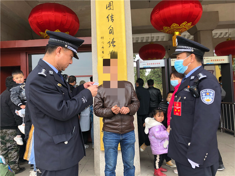 「我为群众办实事」黄陵公安城关派出所：热心群众捡拾物品 民警助力寻找失主