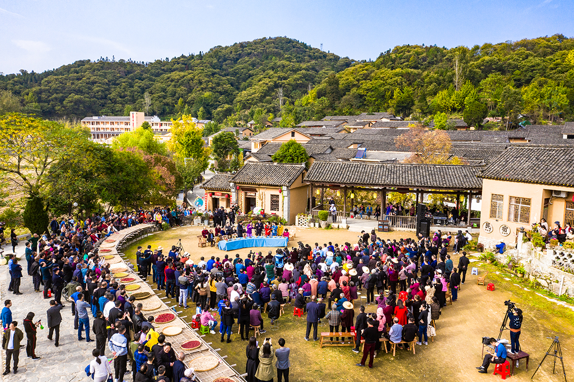 中國(guó)鄉(xiāng)村旅游新殺出一匹“黑馬”，人們都往這跑，深秋旅游真火爆