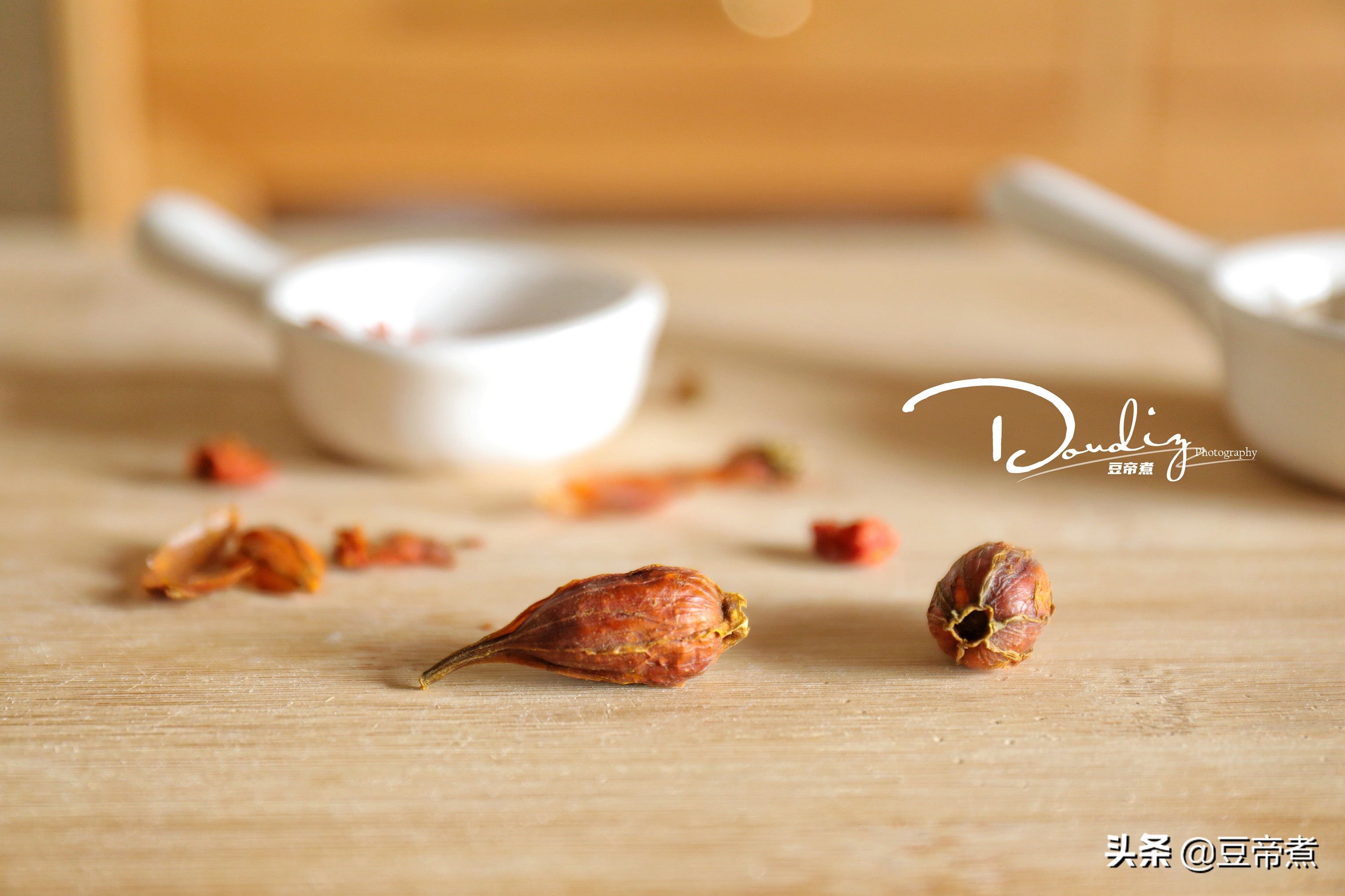 不要再做可乐鸡翅了，试试最近很流行的盐焗鸡翅，味道香口感还好