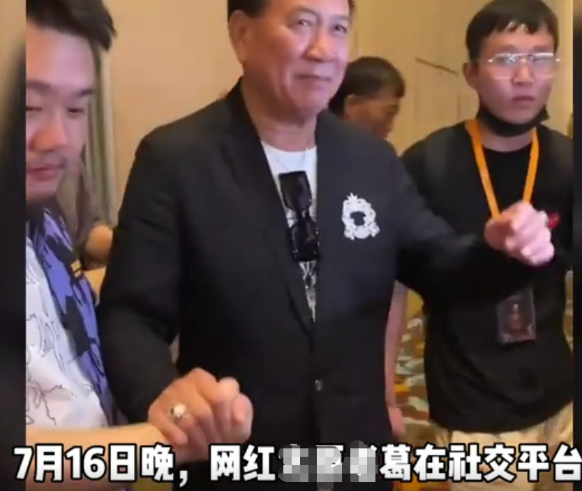 万梓良的不幸史：从影帝到街头"卖丑"，