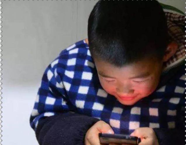 为了儿子不沉迷游戏，父亲买号在游戏中追杀儿