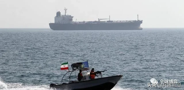霍尔木兹夜间一声巨响，伊朗军舰遭自家海军C