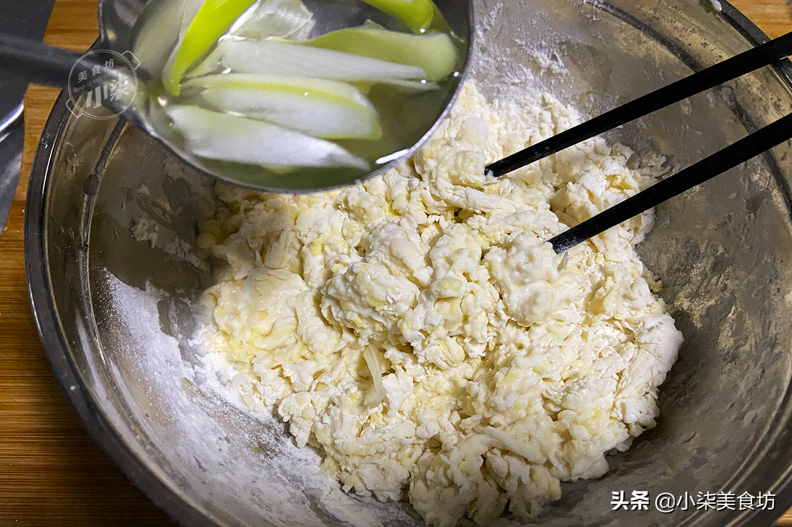 油餅不炸著吃了，打個雞蛋，外酥裡軟個個空心，吃過1次就忘不了