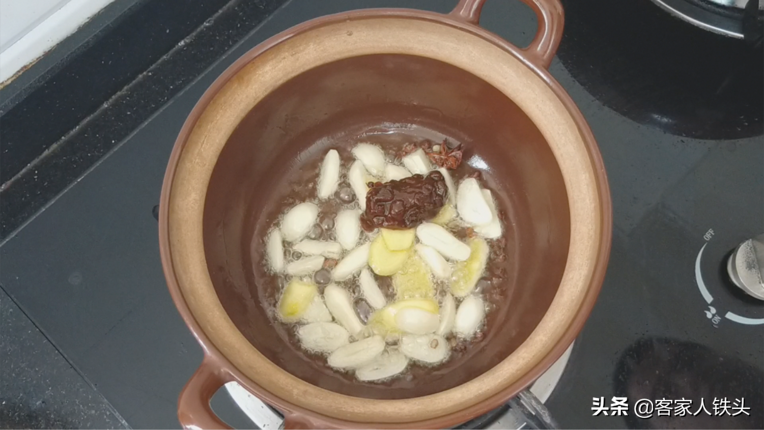 3条鱼一把腐竹，我家吃鱼10顿有5顿这样做，汁香下饭没腥味