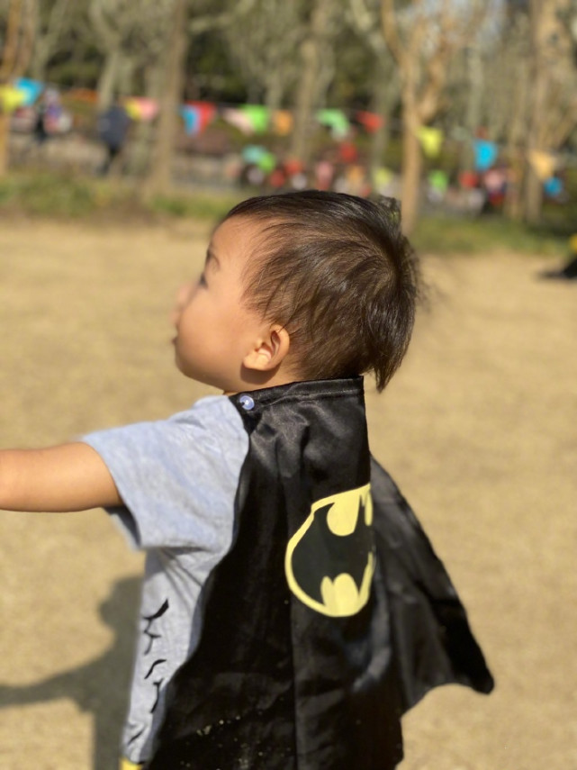 帶娃太辛苦！ 蔡少芬抱著熟睡的兒子逛街，雙眼佈滿紅血絲疲態盡顯