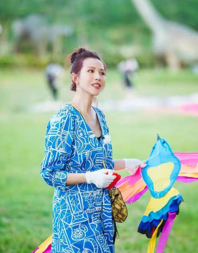 蔡少芬夫婦秀恩愛，毛衣上縫彩色小球好減齡，嫁張晉後越活越年輕