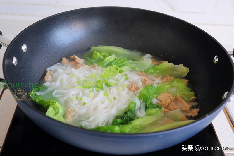 广东的沙河粉别只会炒，煮成汤粉更爽滑，连汤汁都清香味美