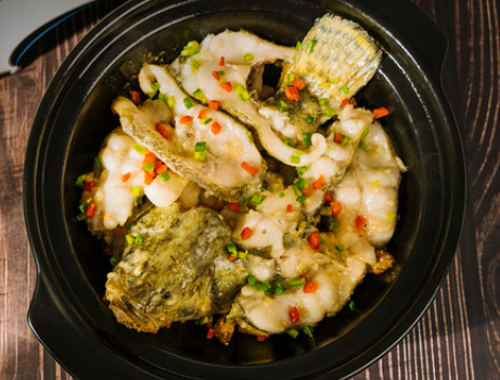 图片[1]-广东特色砂锅焗鱼 不加一滴水 鱼肉焦嫩鲜香入味 做法很简单-起舞食谱网