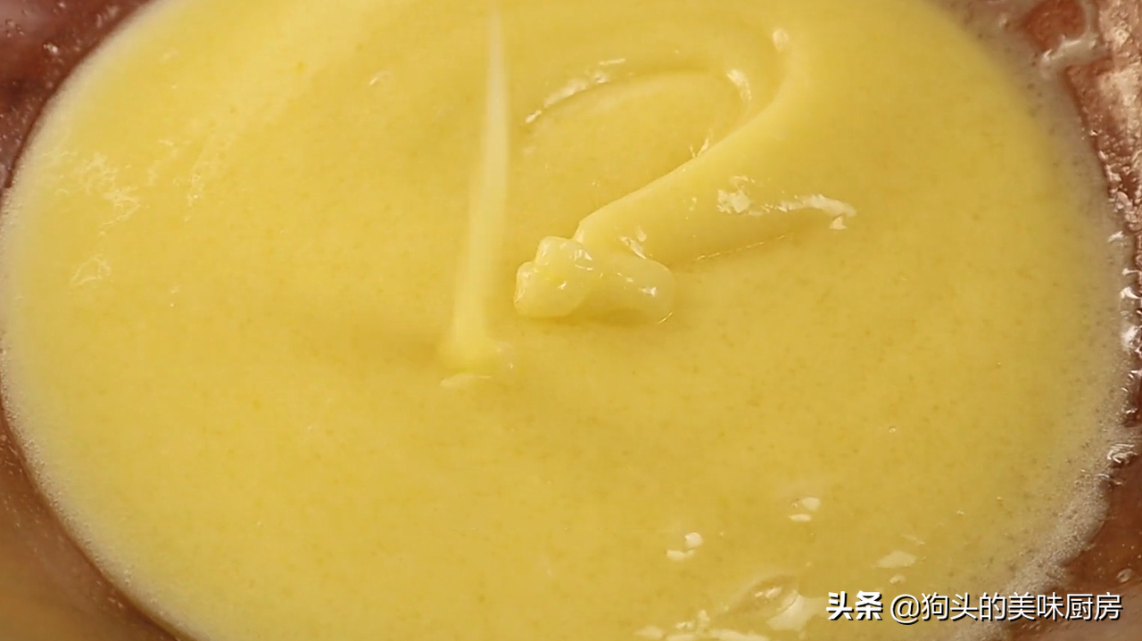 家里有面粉不要做馒头了，加点玉米面进去，蓬松酥脆，一口酥掉渣