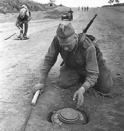 老照片: 苏联战场冻死的德国士兵, 民国死刑犯吃最后上路饭
