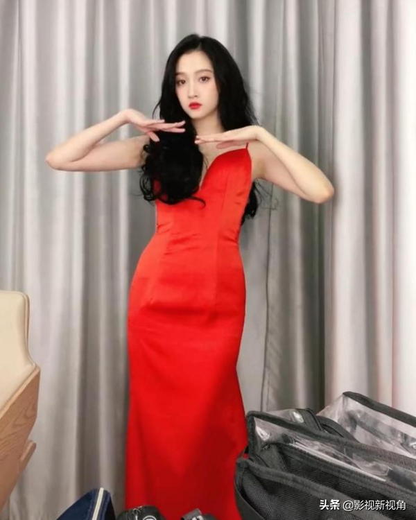 Guan Xiaotong basks in the video that occupy the home, wear red garment skirt with shoulder-straps not dread shows a figure, alvine apophysis brings heat to discuss