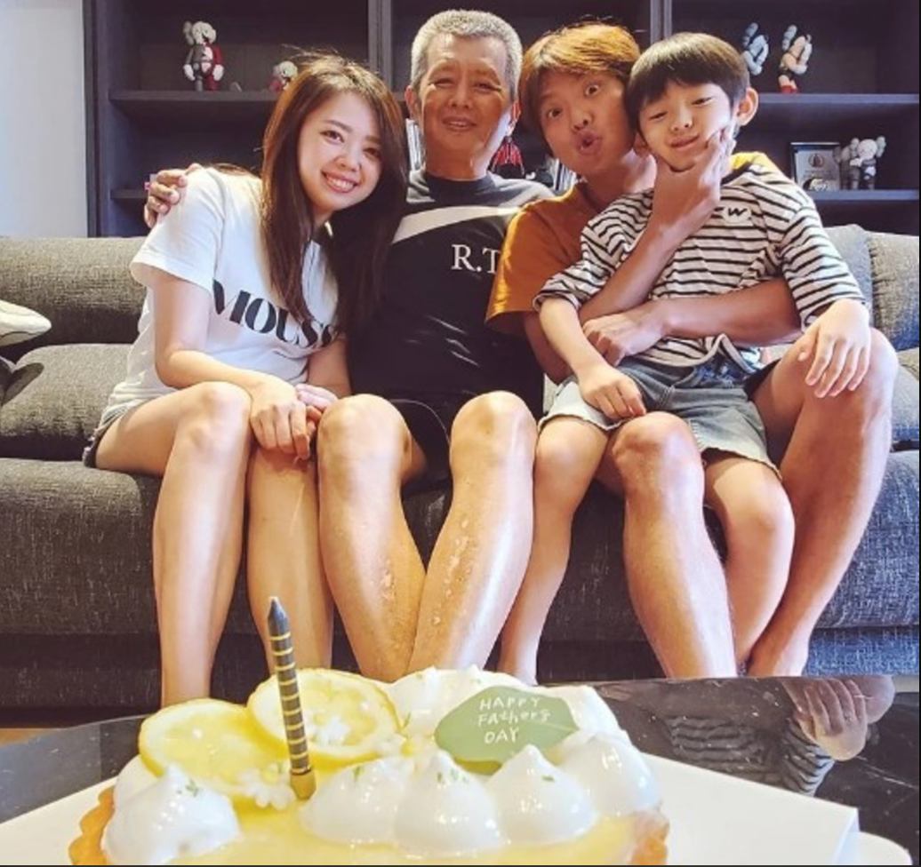 鼻酸！女友峮峮代替小鬼为其父过60大寿，完美复刻全家福