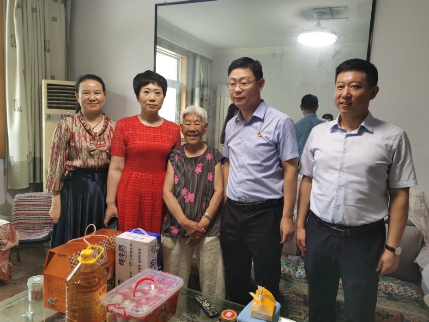 梅溪街道文化社区党支部开展“慰问孤寡老人 温情传递暖人心”活动