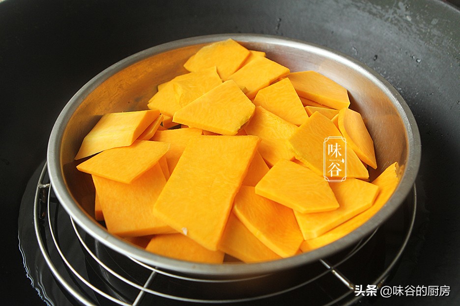 秋天给孩子吃此糕点，一搅一蒸就搞定，香甜又软糯，好吃不上火