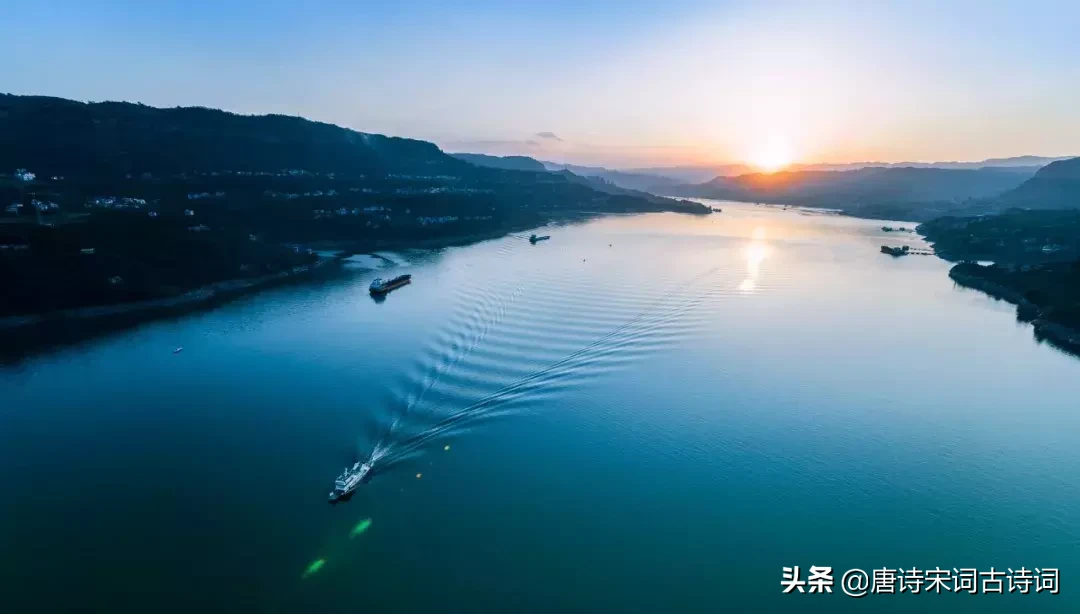 描写长江的唯美诗句:两岸青山相对出,孤帆一片日边来图片