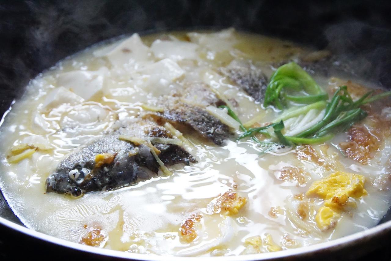 炖鱼汤用凉水还是热水？掌握这一步，熬出一锅浓白营养的鲜鱼汤，喝到饱为止！ - 奇点
