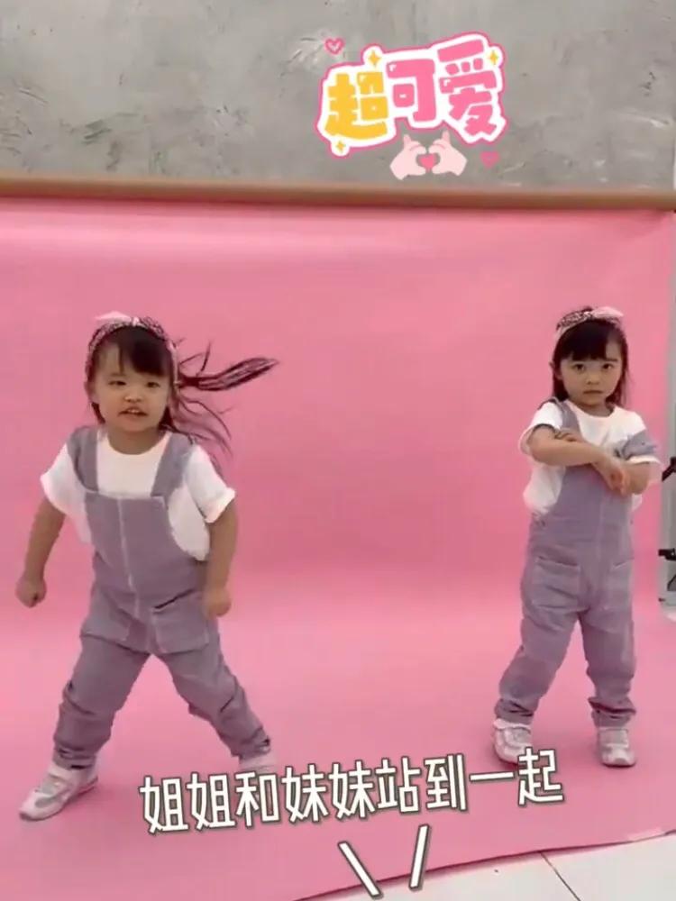 熊黛林帶雙胞胎女兒拍照，姐姐淑女範兒，妹妹活潑開朗很有鏡頭感