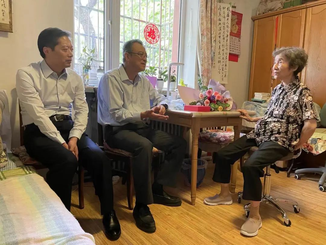 王波陪同傅俊元走访慰问保利中丝离退休党员和生活困难党员