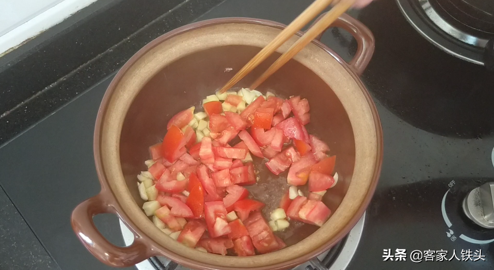 天越冷越愛一鍋豆腐煲，加1個番茄1碗魚丸，噴香下飯孩子超愛吃
