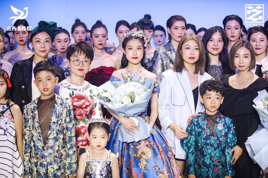 Liu Shutong was invited to participate in the new product launch conference of FLOWER NINE2022SS China International Fashion Week