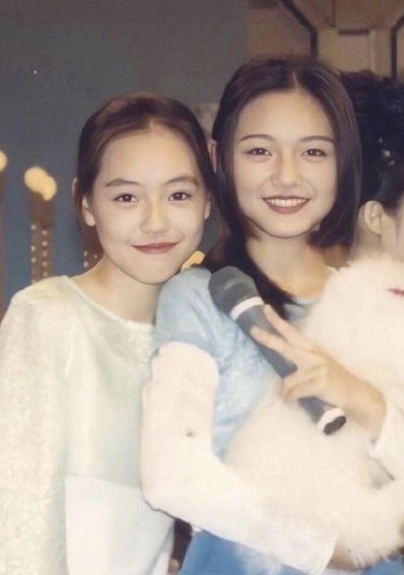 大小s久違同框，姐妹倆剪同款髮型笑容相似，越來越像雙胞胎