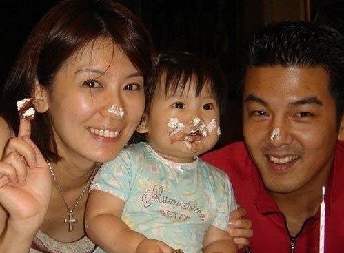 賈靜雯和大女兒單獨看電影，大女兒送母親節禮物，母女感情深厚