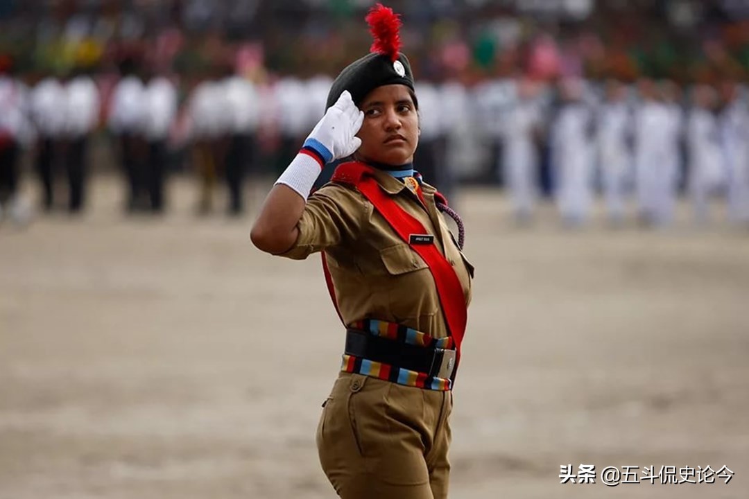 印度军队中的女护士为何一身卡其色？英国的殖民传统，战争的胁迫