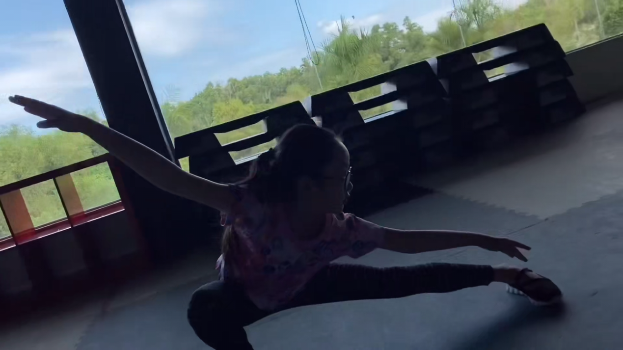 吳尊女兒不得了，穿運動裝隨手一個前撐翻，穿衣時髦功夫也很棒