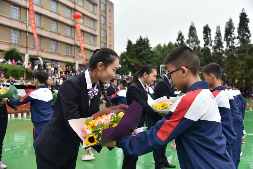 云南农大附中举行2020级新生军训阅兵式暨开学典礼